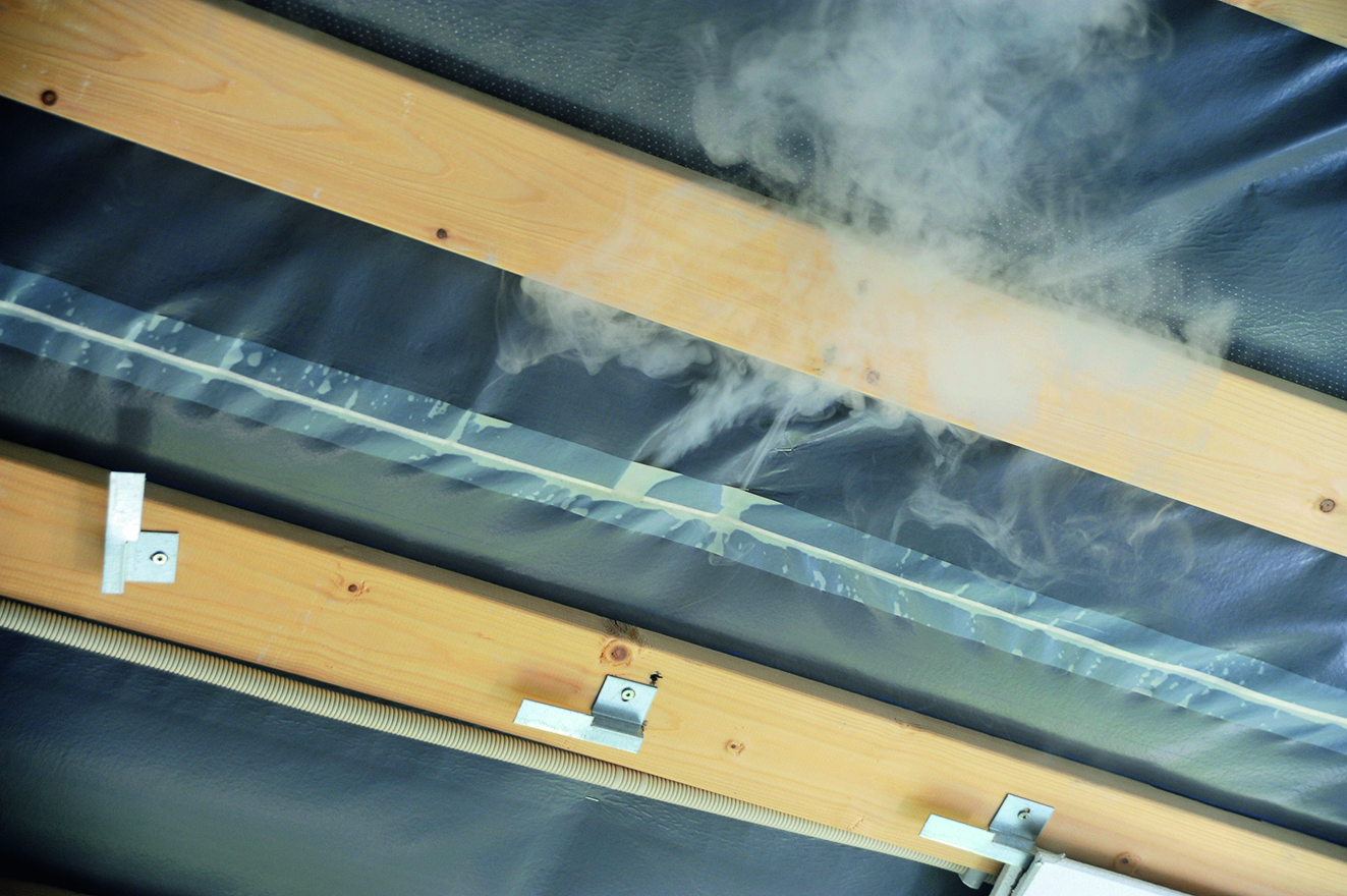  Leakages near joints, penetrations, and intersections can sometimes be detected using a fog machine when adding slight excess pressure to the structure during leaktightness testing. 