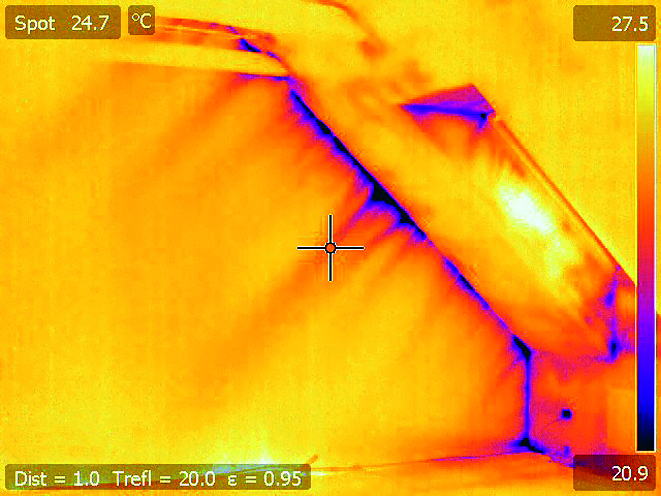 A thermal camera image showing how cold air can flow into a building through a gap between the gable-end wall and the last rafter. 